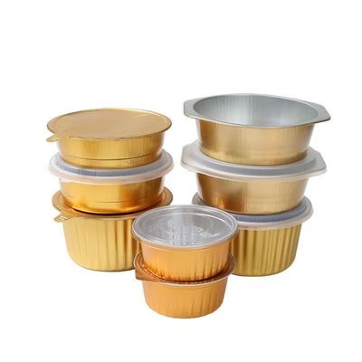 Une boîte de déjeuner à emporter simple avec une casserole et un couvercle en plastique.