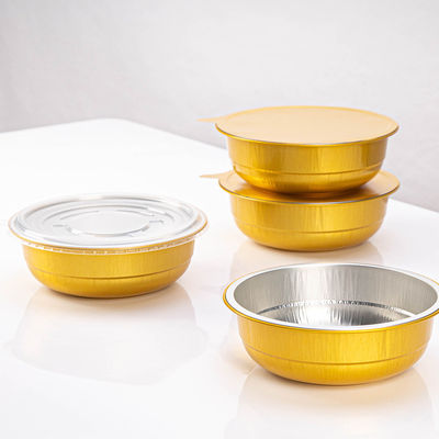 Une boîte de déjeuner à emporter simple avec une casserole et un couvercle en plastique.