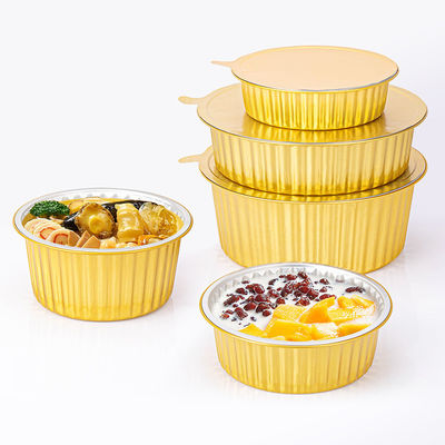 Une boîte de déjeuner à emporter simple avec une casserole et un couvercle en plastique.