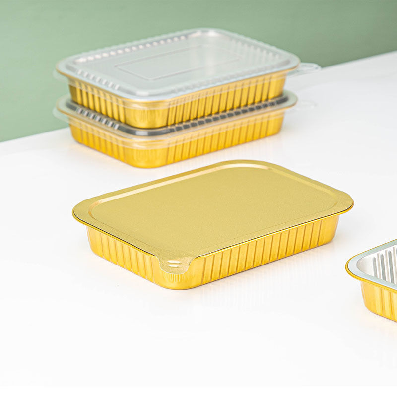 Une boîte de déjeuner à emporter simple avec une casserole et un couvercle en plastique.